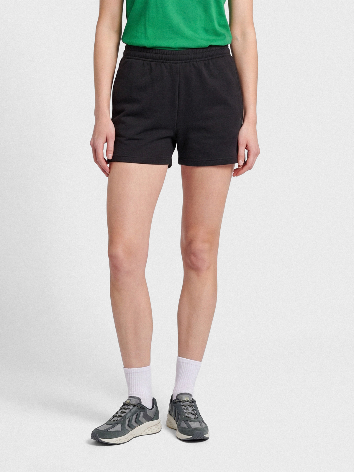 hmlRED BASIC SWEAT SHORTS WOMAN