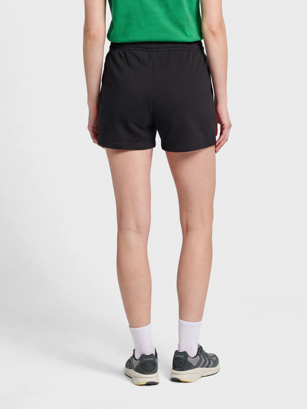 hmlRED BASIC SWEAT SHORTS WOMAN